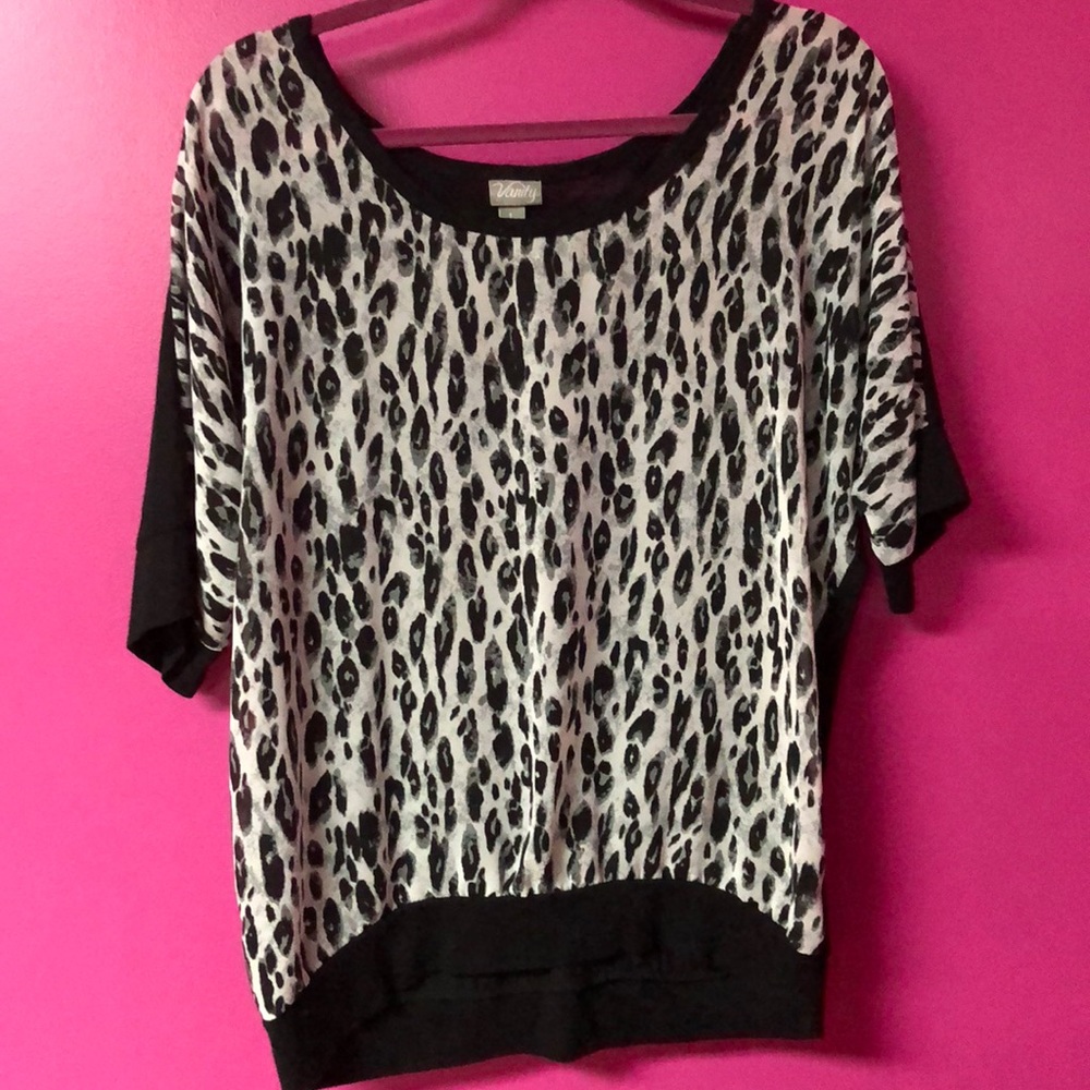 Light wt. animal print shirt. 1/2 sleeves. Large.